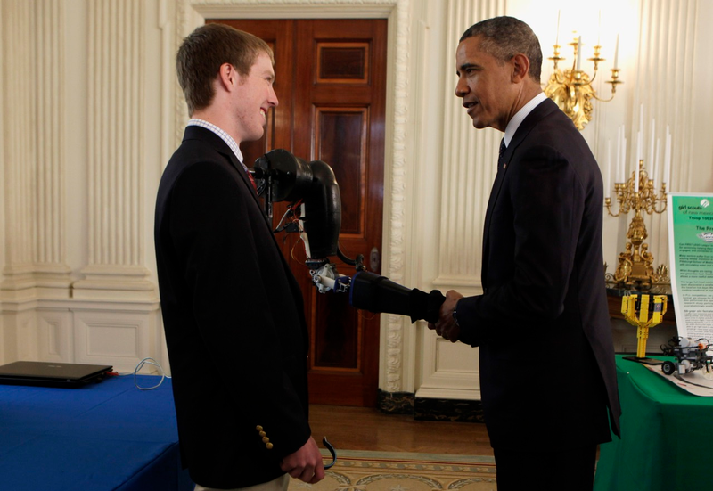 Illustration for article titled Donald Trump Has Never Publicly Shaken Hands With a Robot